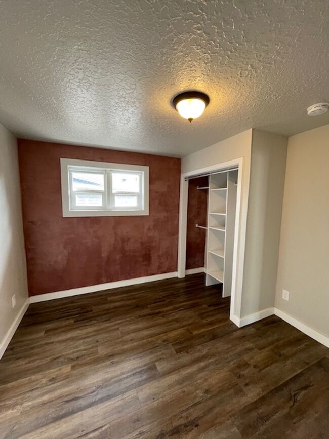 Building Photo - Renovated Adorable 2 bedroom duplex in gre...