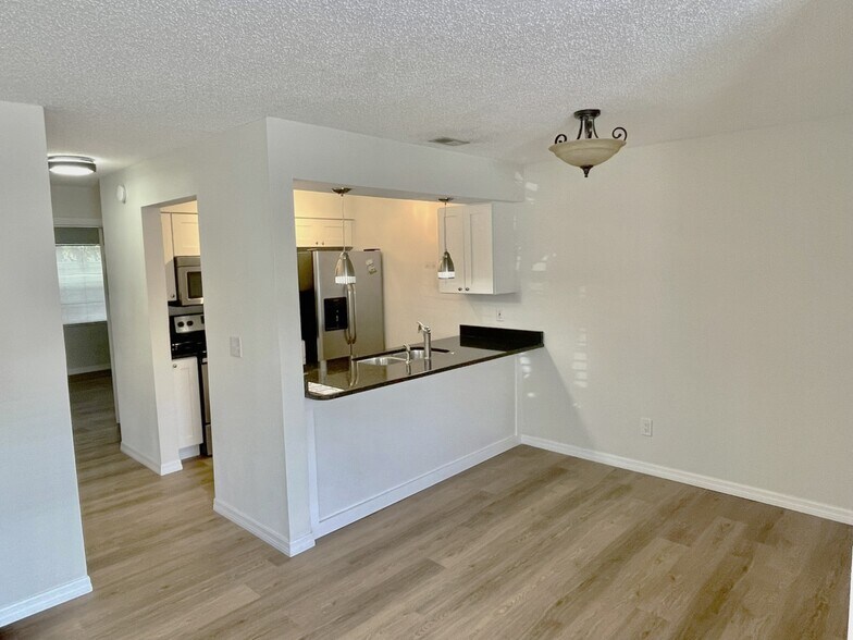 Kitchen - 304 S Habana Ave