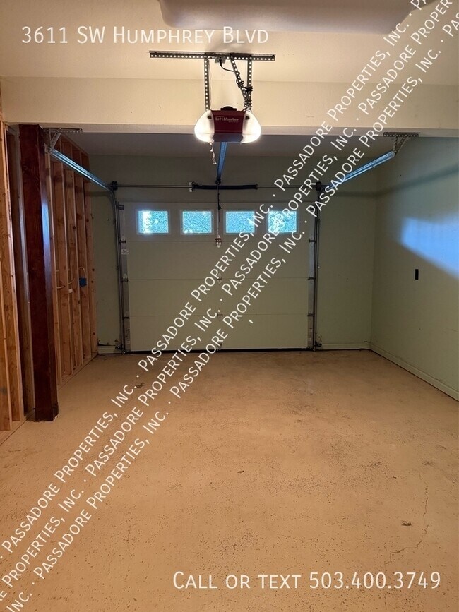 Building Photo - 3611 SW Humphrey Blvd