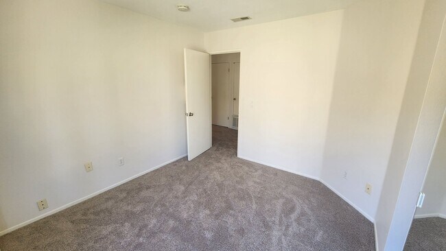 Building Photo - 3 Bedroom, 2 Bath Condo in Eastlake Shores