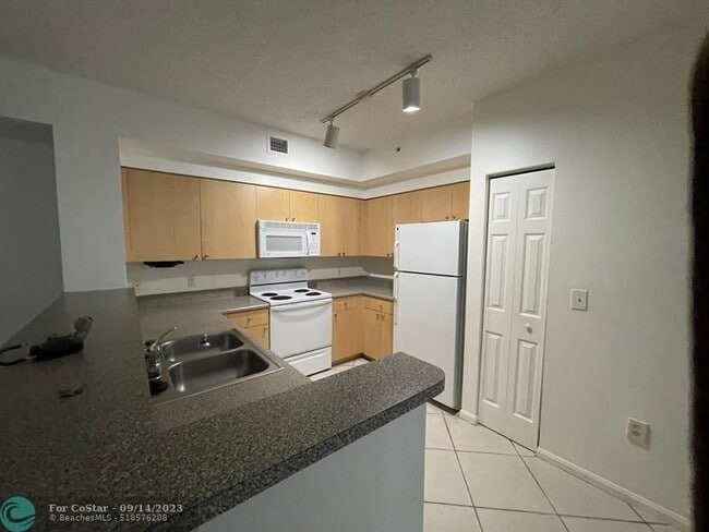 Building Photo - 8010 N Nob Hill Rd