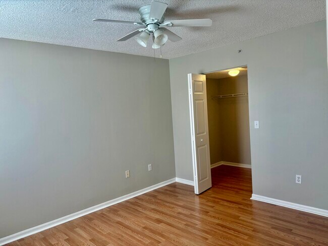 Building Photo - 900 Crestwood Ct S