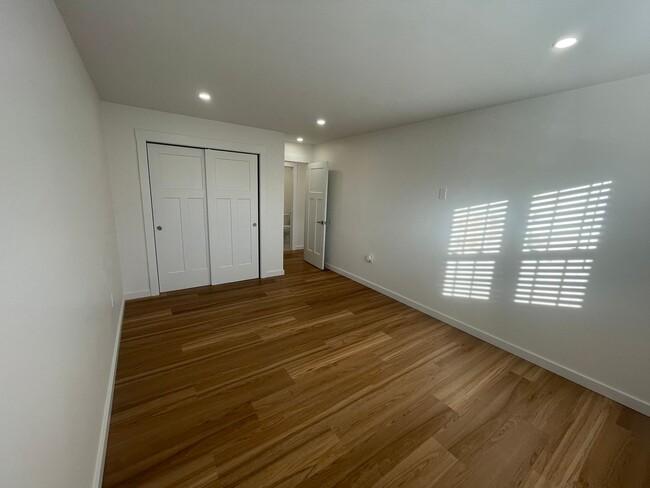 Building Photo - Newly Renovated Condo For Rent in Riverside!