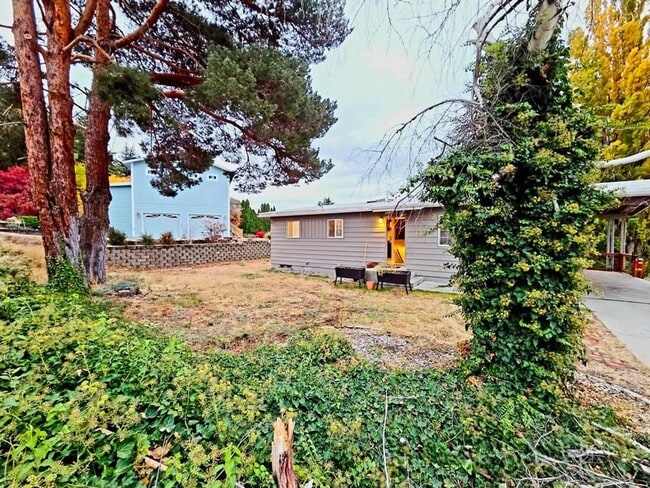 Building Photo - Large 4 Bed, 2 Bath in Desirable East Wenatchee!