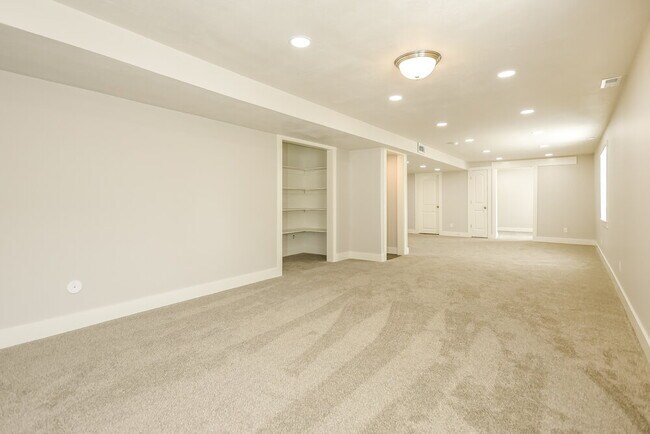 Building Photo - 4621 S W Pk Dr