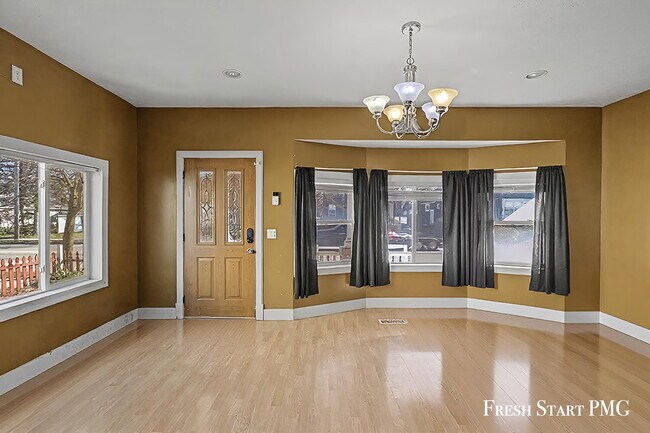 Building Photo - Spacious 5-Bed Home with 2.5 Baths
