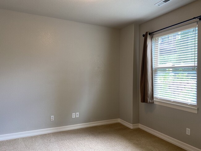 Building Photo - Start a Lease by 2/28/25 and pay $2,800 fo...