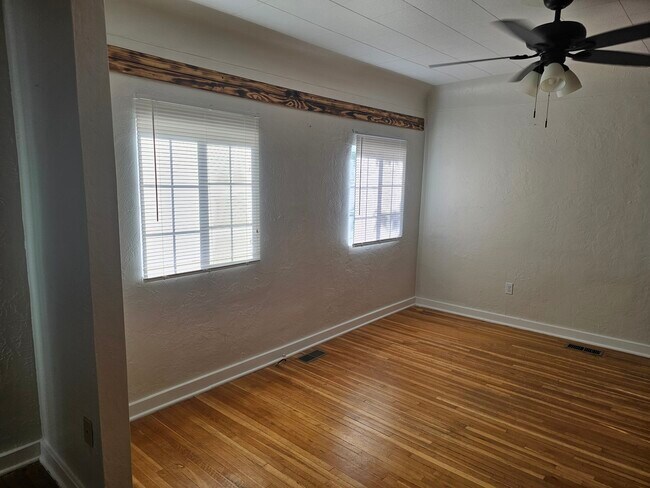 Building Photo - 503 Main St