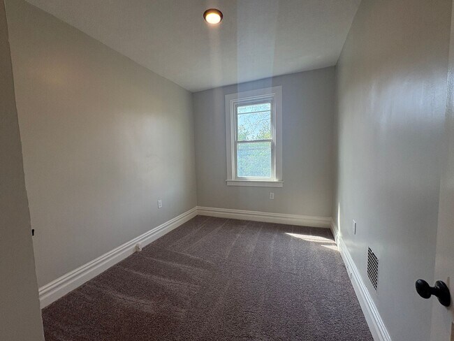 Building Photo - Huge Newly Renovated 4 Bedroom/2 Bath House in Bellevue!
