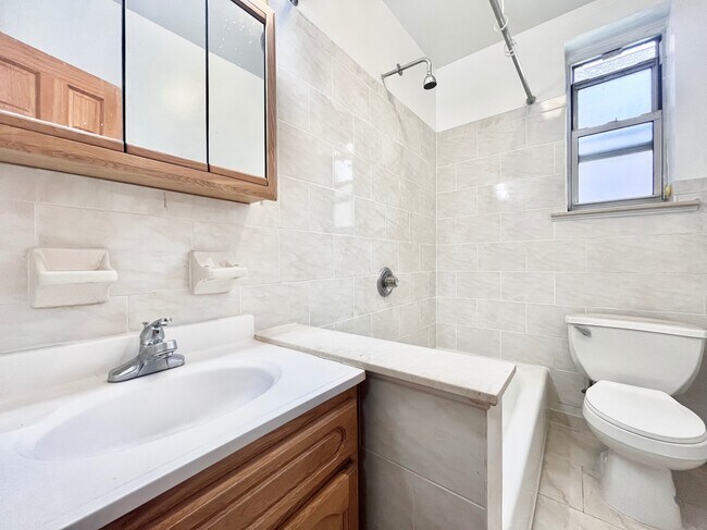 Building Photo - 707 W 171st St