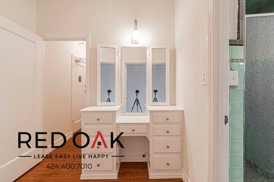 Building Photo - 570 N Rossmore Ave