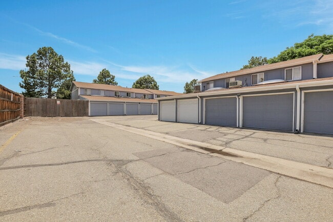 Building Photo - $1,995.00, 3 bed, 1.5 bath, located in Aur...