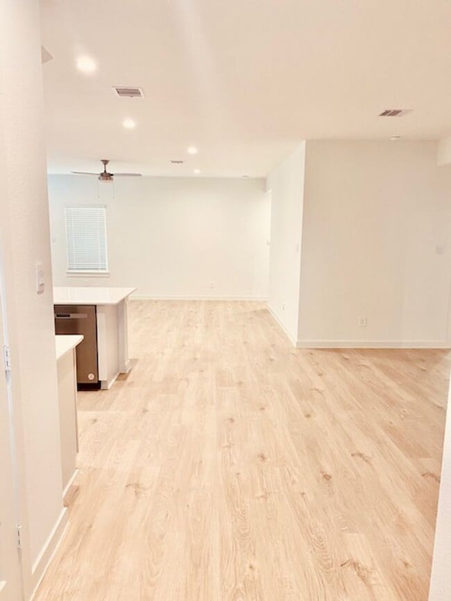 Building Photo - Grand Entry W/High Ceilings! Gorgeous Ligh...