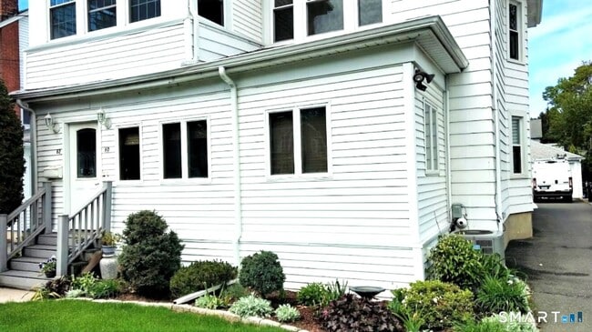 Building Photo - 60 Woodmere Rd