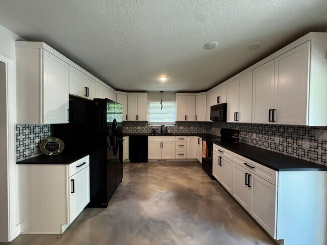 Building Photo - 5 Bed 4 Bath Home fenced yard