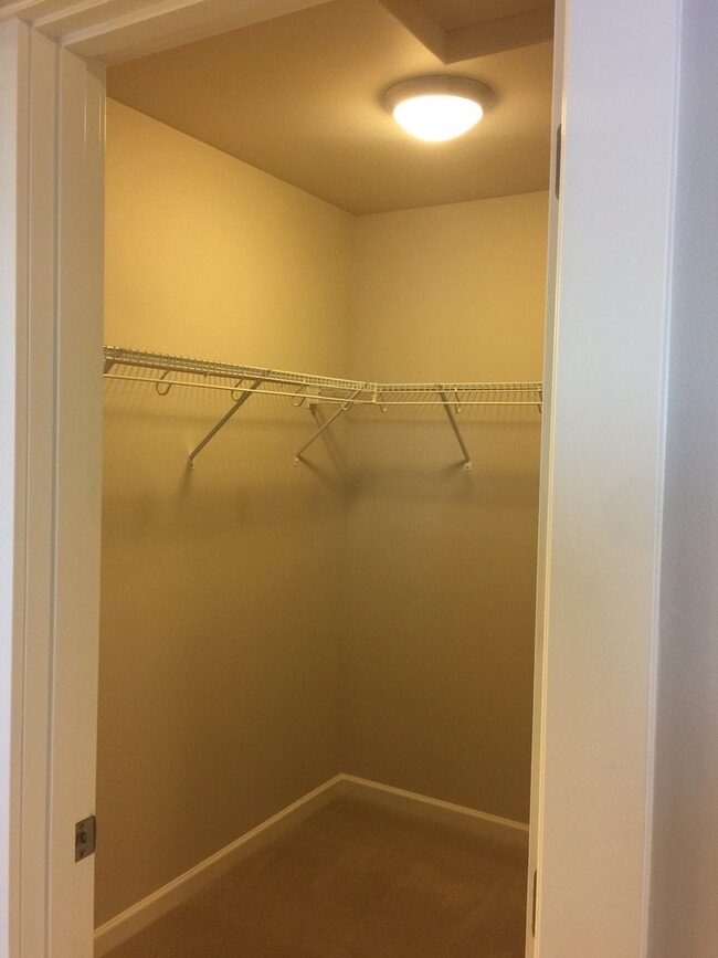 Building Photo - SE Bend, LIKE NEW Townhouse, 3 Bedrooms, 2 1/2 Baths, Garage, Gas Heat, Patio