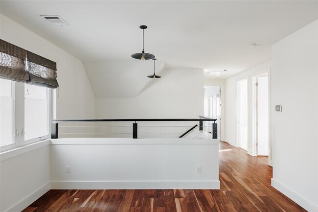 Building Photo - 708 Cardinal Ln