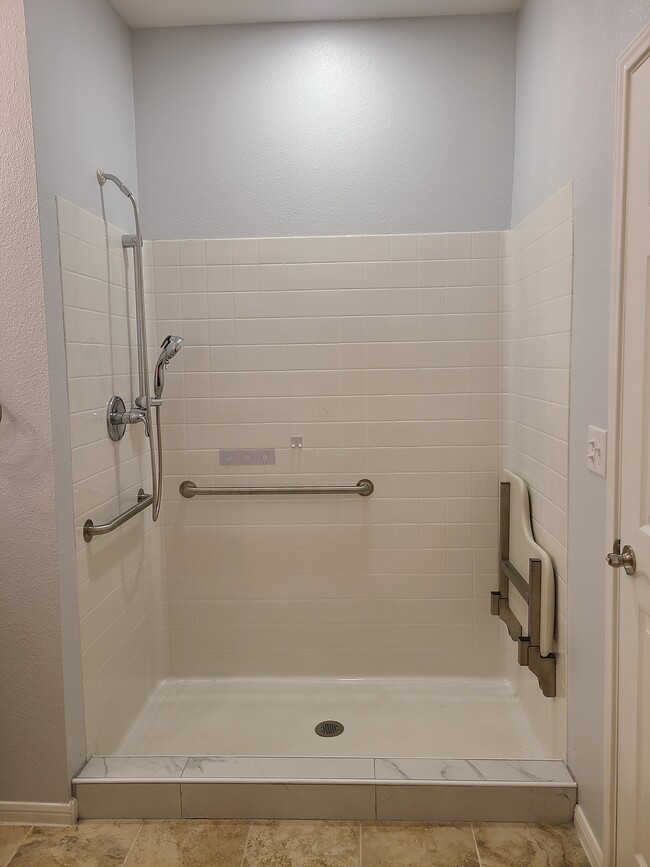 Building Photo - 3151 Roe Dr