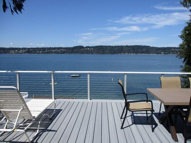 Building Photo - Charming Partially Furnished Waterfront Home in Gig Harbor