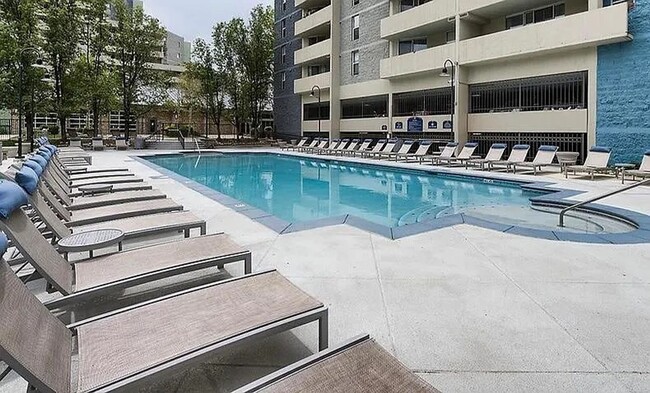 Building Photo - Amazing 1 Bed 1 Bath Golden Triangle Condo...