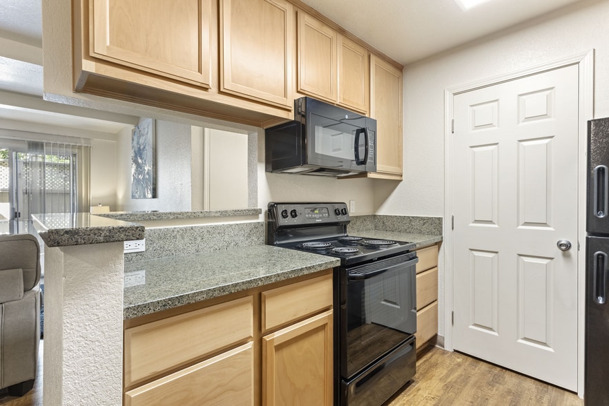 LO 121 Kit 2.jpg - Valley Oak Apartments