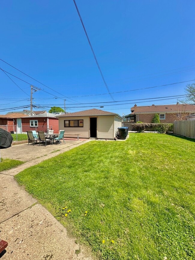 Building Photo - 3807 N Narragansett Ave