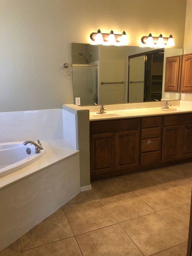 Building Photo - Four Bedroom Home w/3 Car Garage in Prescott