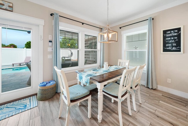 Building Photo - 121 Christmas Tree Ln