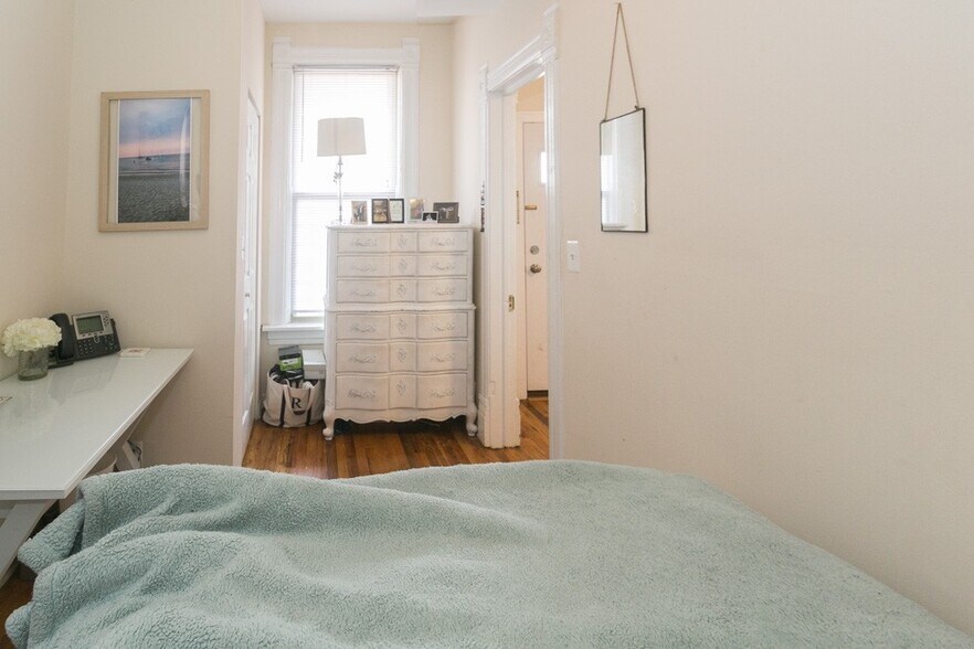 Building Photo - 2137 N Sheffield Ave