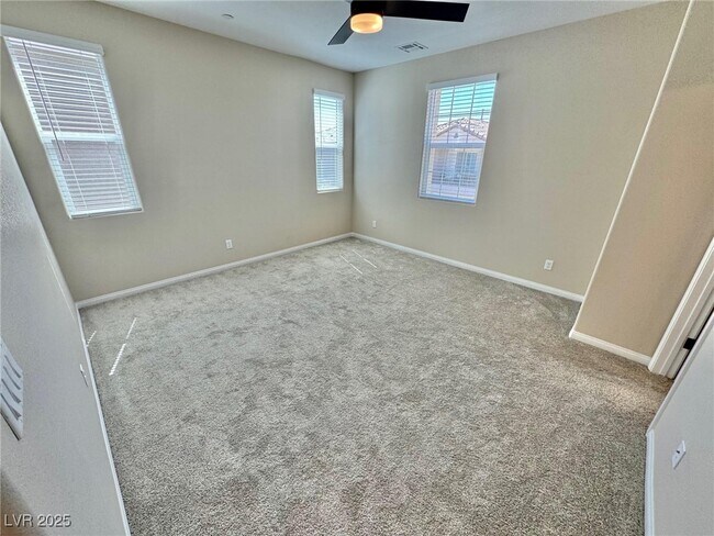 Building Photo - 4565 Queens Hill St