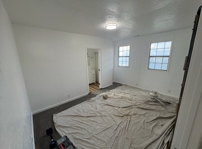 Building Photo - Cute Lehi rambler with tons of yard space and trees!