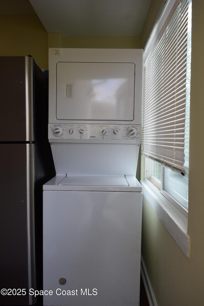 Building Photo - 658 Young St