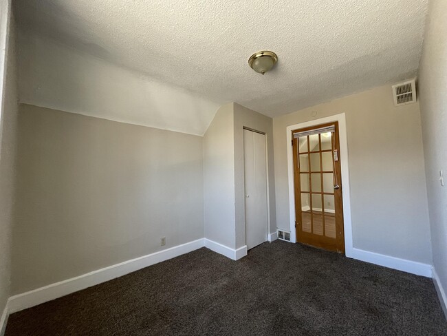 Building Photo - 2113 5th St NE