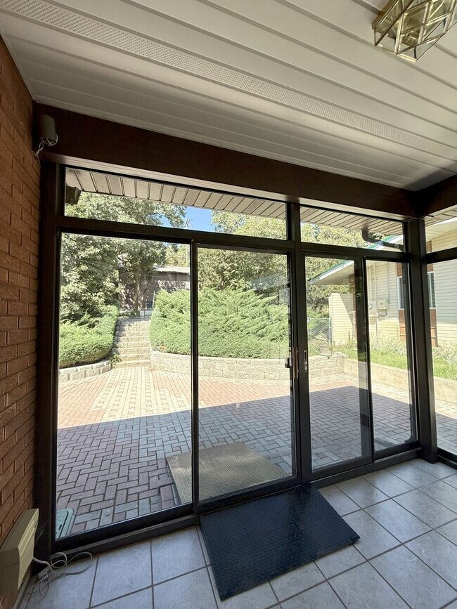 Building Photo - Spacious 5 Bedroom, 2 Bath Home with Moder...
