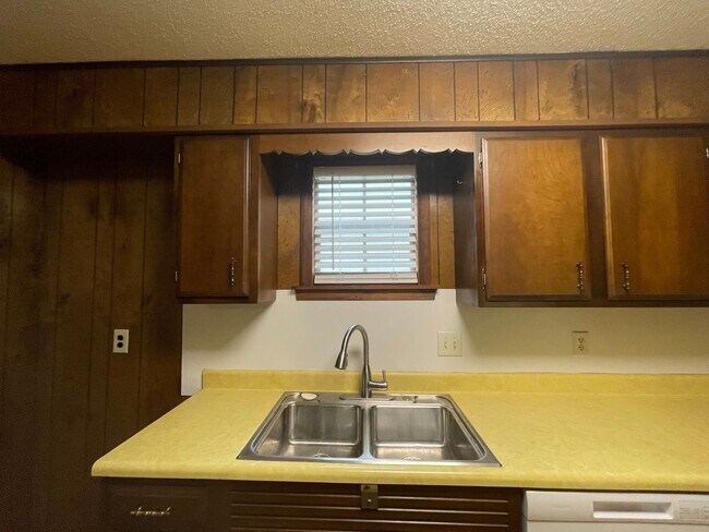 Building Photo - New Listing!