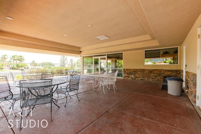 Building Photo - Stunning 3-Bedroom Home with Private Backy...
