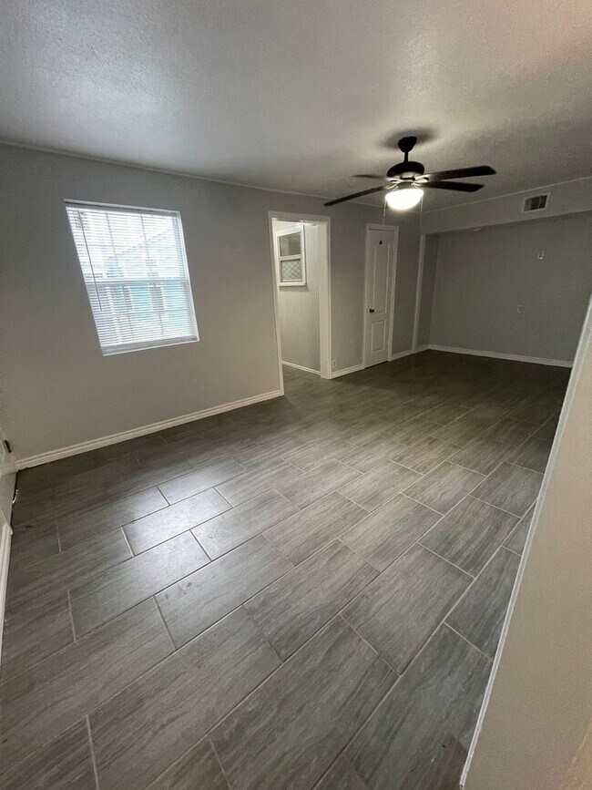 Building Photo - 715 10th Ave N