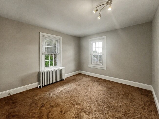 Building Photo - 4 Bedroom and 2 Bath House with In-Unit La...