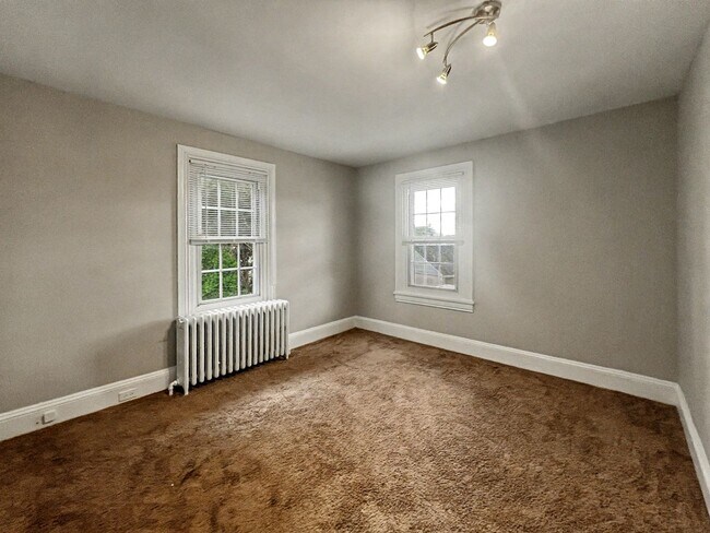 Building Photo - 4 Bedroom and 2 Bath House with In-Unit Laundry, Dishwasher, and Off-Street Parking