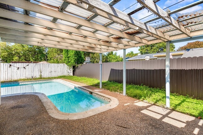 Building Photo - 1121 N 66 Terrace