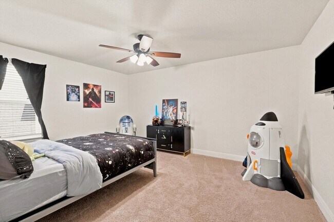 Building Photo - Spacious 6 Bedroom with Media Room!
