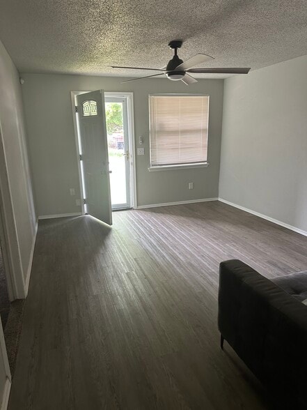 Living room - 4008 SE 46th St