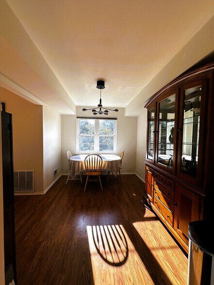 Dining room view 2 - 1424 Country Mill Dr