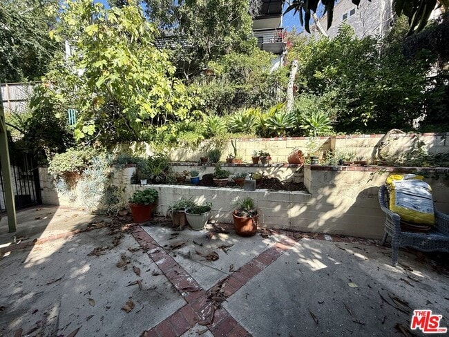 Building Photo - 1926 Hillcrest Rd