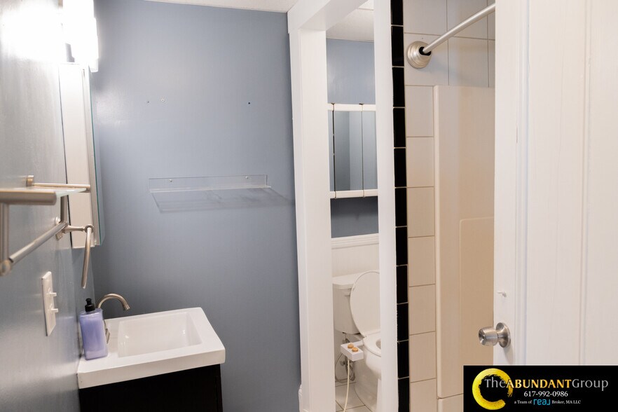 Building Photo - 133 Otis St