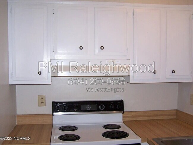 Building Photo - 220 Foxkroft Dr