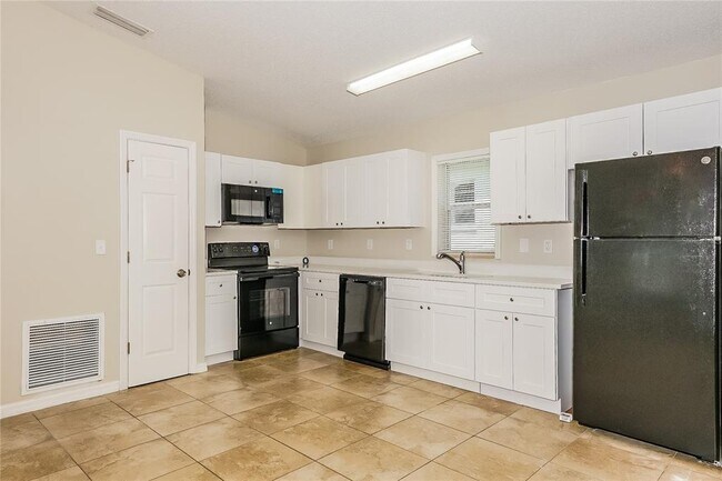 Building Photo - 824 Pinewood St