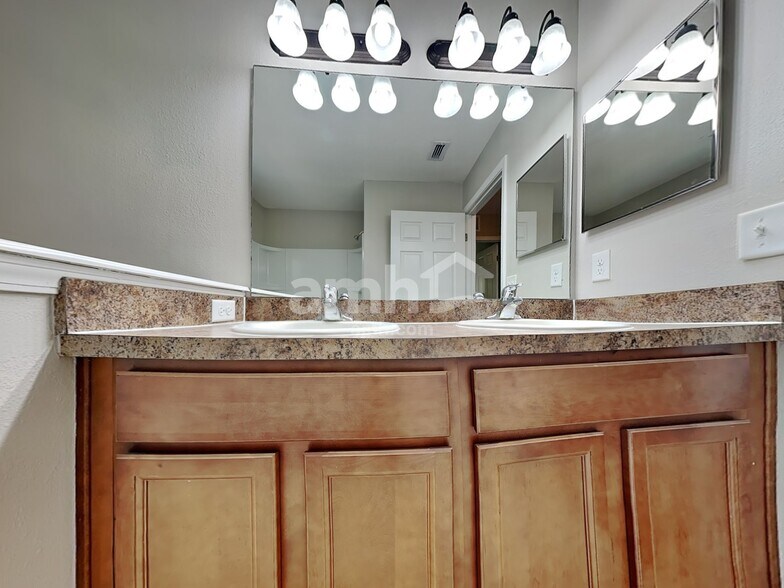Building Photo - 96473 Commodore Point Dr