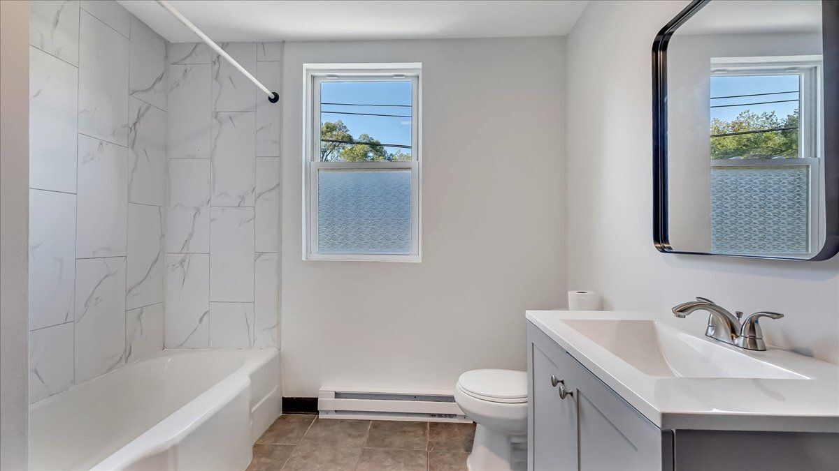 Building Photo - 960 Main St