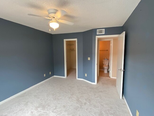 Building Photo - Top Floor 1 Bedroom condo in the gated com...